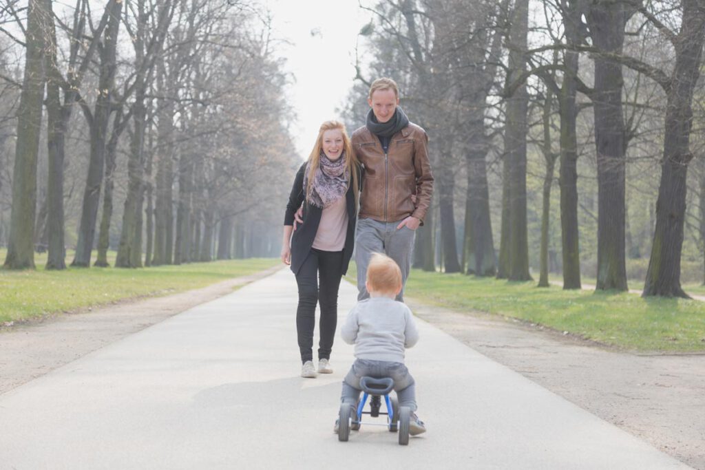 familie-junge Familienfotoshooting in Dresden - junge Familie